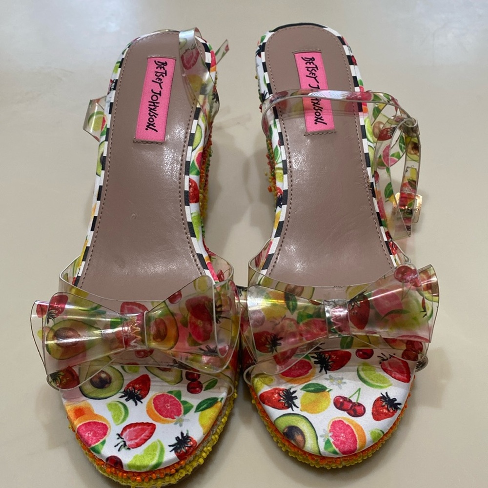 BETSEY JOHNSON 4” WEDGE SANDALS “ELEKTRA” EUC SIZE 7.5 USA